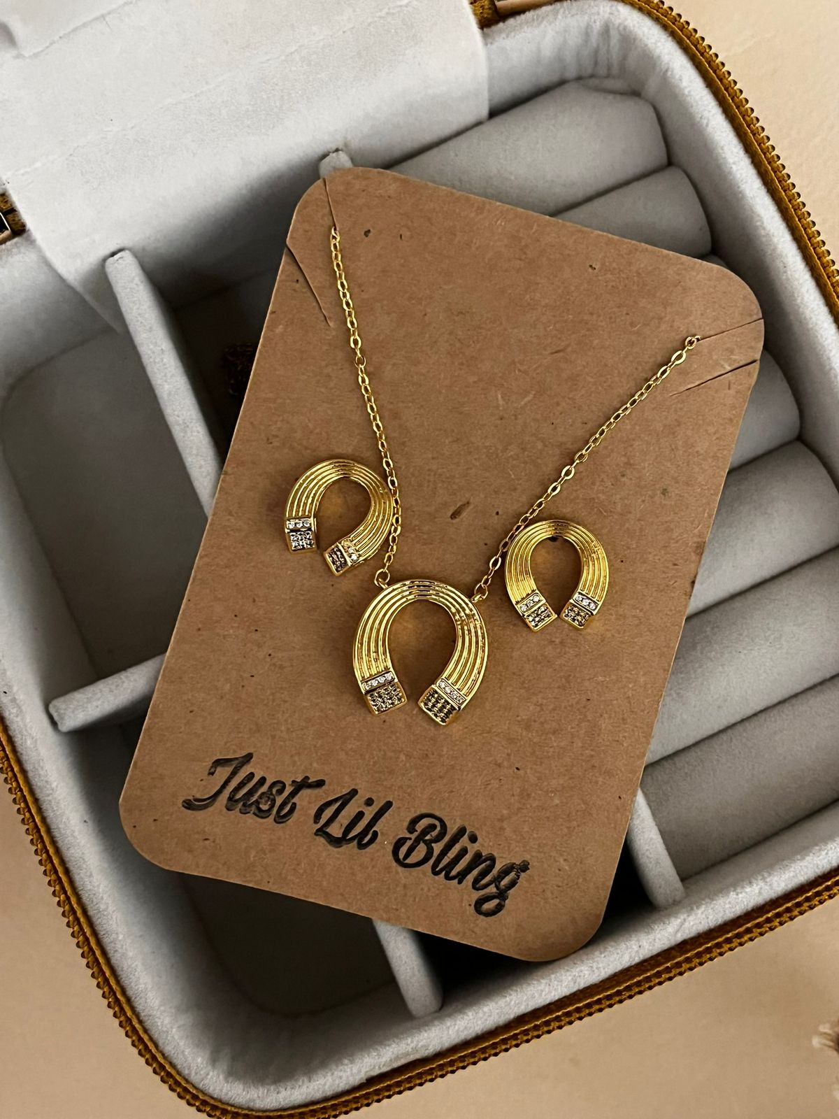Horseshoe Necklace Set